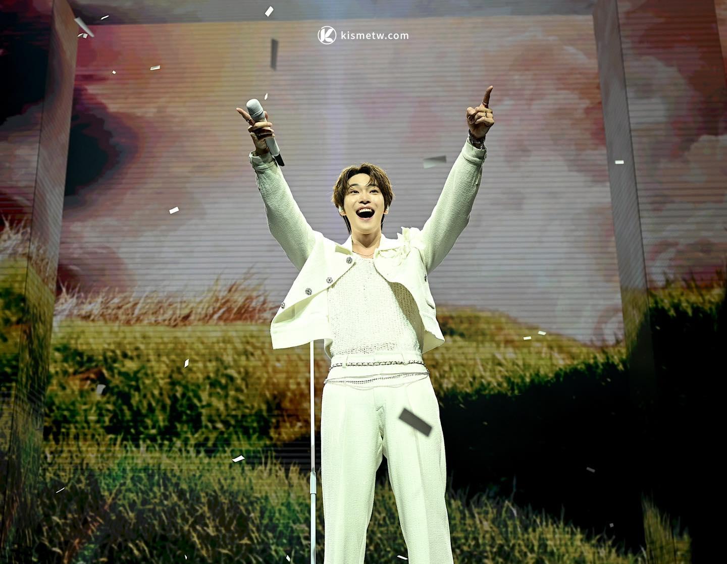 道英《Doors》台北開唱 白西裝帥氣登場4500粉絲嗨翻夜