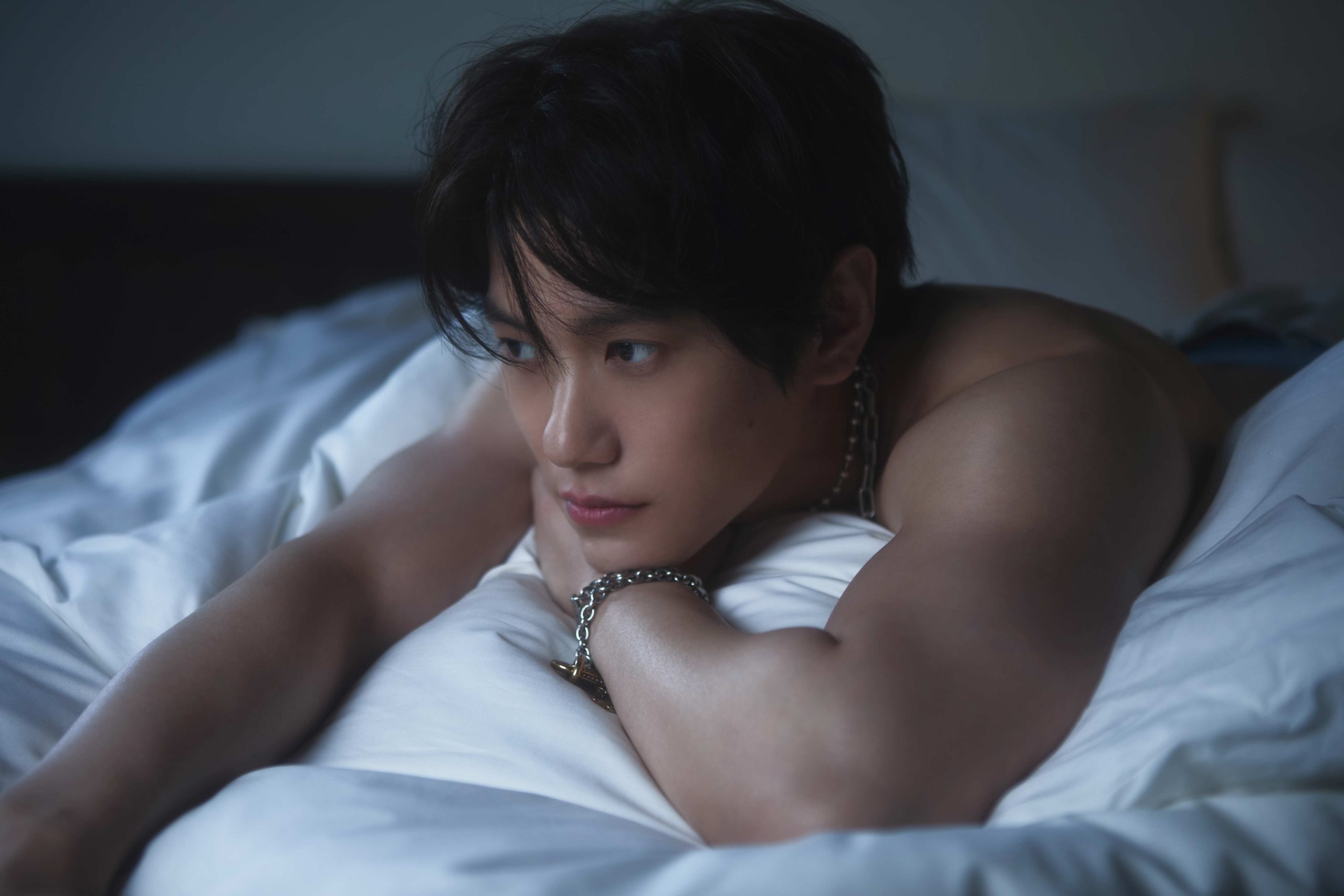 邱宇辰〈CINDER KISS〉性感回歸 出道20週年突破極限！寫真秒殺、濕身形象掀熱潮 4 scaled