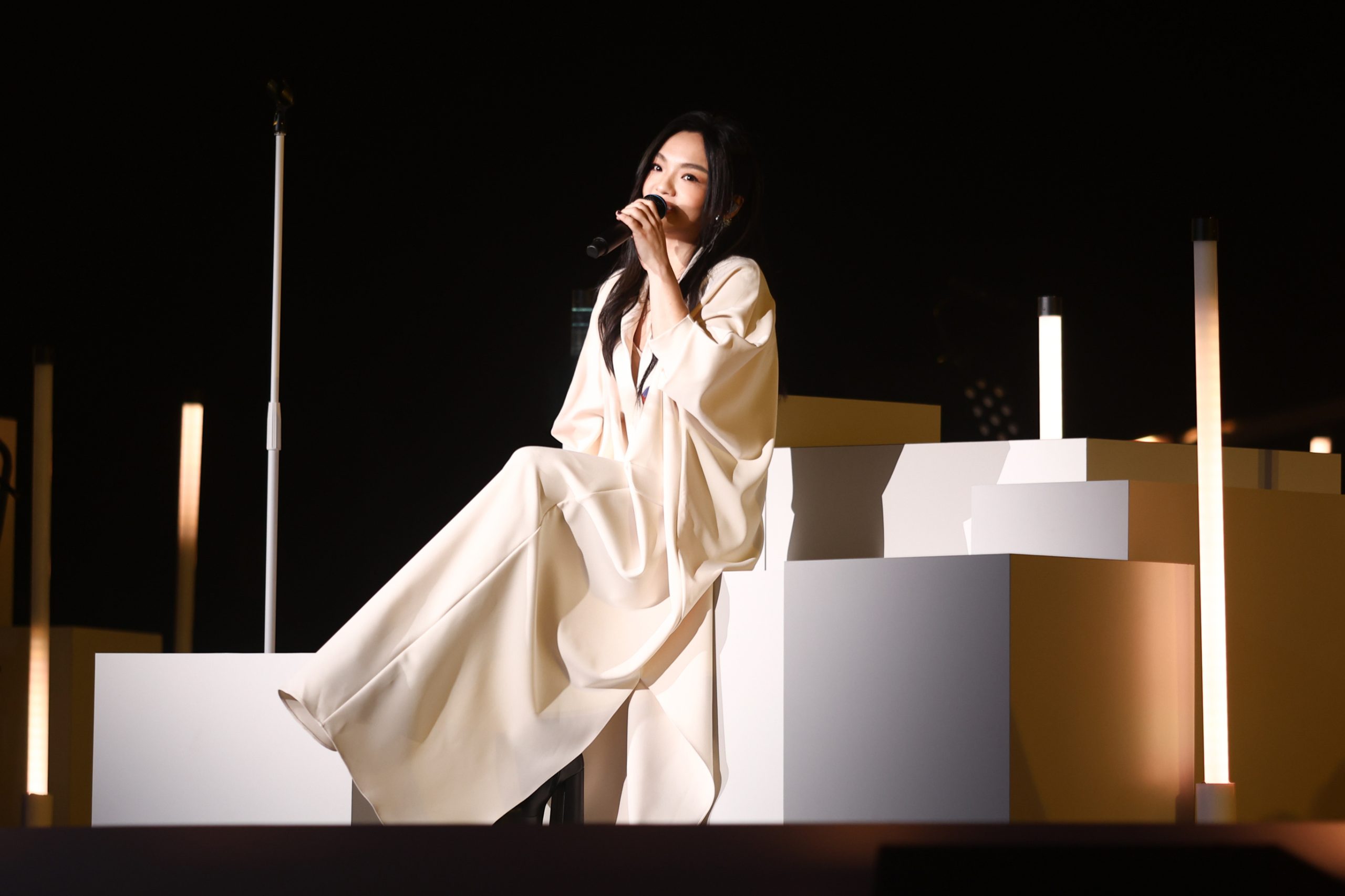 高流四週年音樂回歸純粹初心，徐佳瑩《我在聽》不插電演唱會以「愛」為名開唱 7 scaled