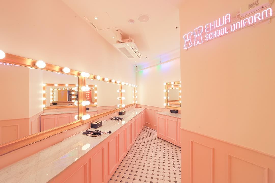 來韓國首爾玩，絕對不能錯過體驗獨特的校服文化。這篇文章幫大家整理了與梨花校服有關的交通、預約方式、校服介紹以及租借流程的資訊，讓你事前有充分的了解！ - KOHA