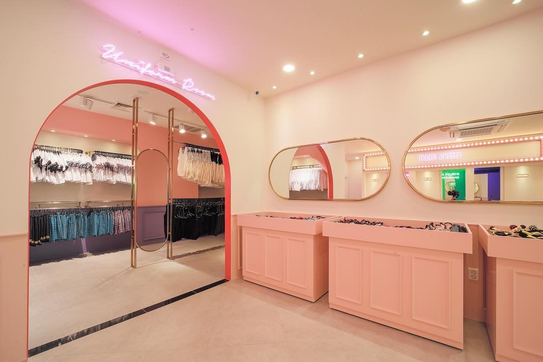 來韓國首爾玩，絕對不能錯過體驗獨特的校服文化。這篇文章幫大家整理了與梨花校服有關的交通、預約方式、校服介紹以及租借流程的資訊，讓你事前有充分的了解！ - KOHA