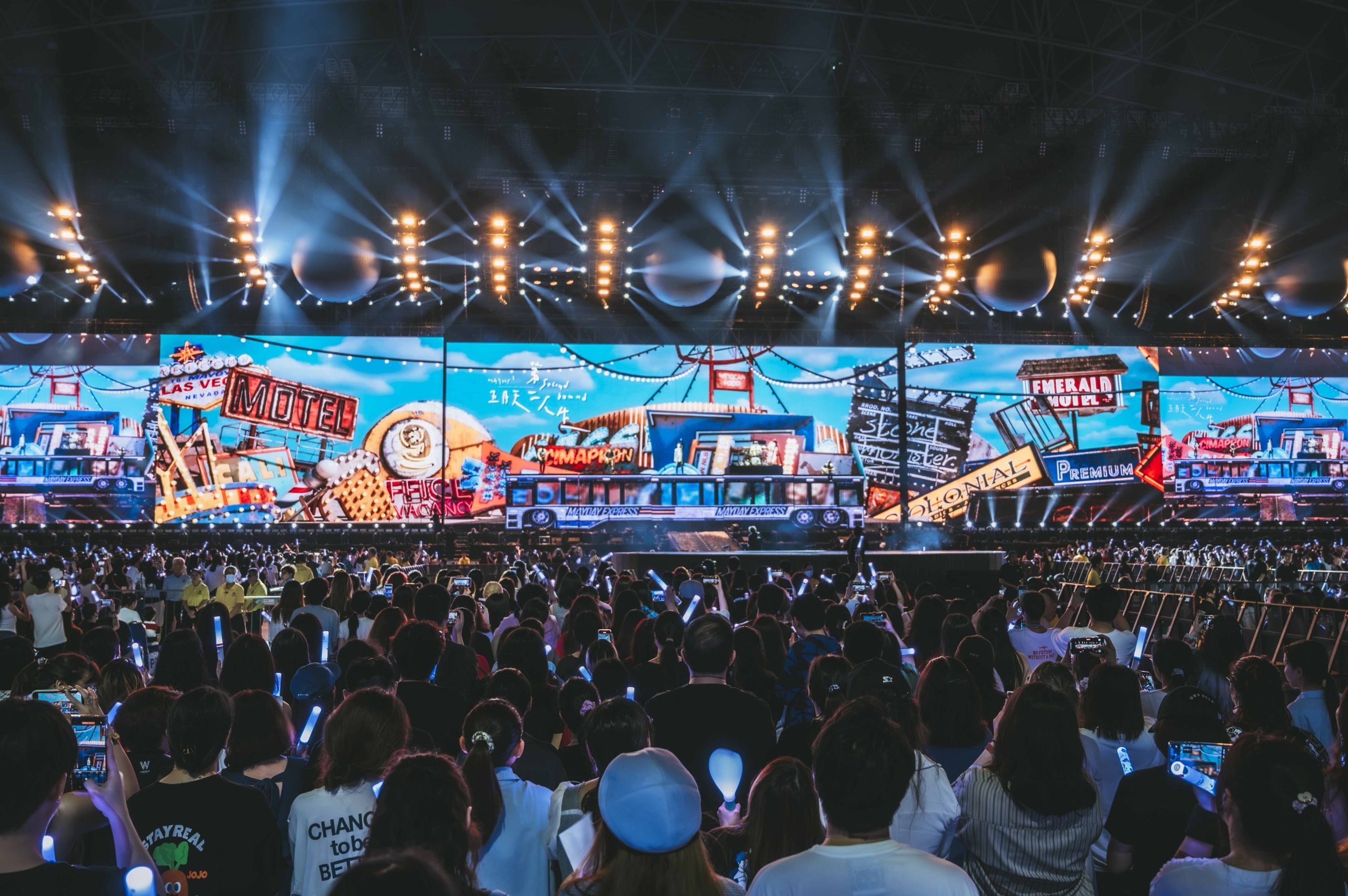 8五月天相隔一年，帶著集結25年大成的5525《回到那一天》25週年巡迴演唱會環場.狂歡版和新加坡歌迷 scaled