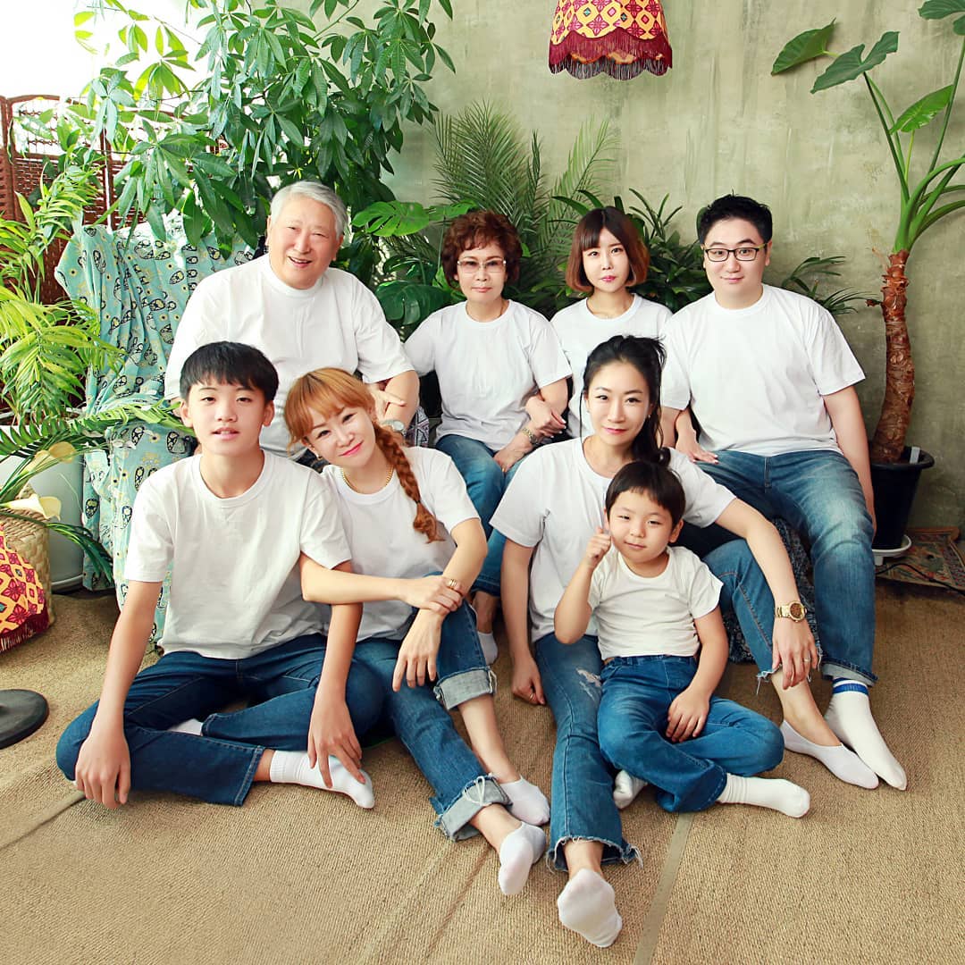常常看到朋友去韓國玩，都會拍很多韓系證件照，總是感到很羨慕？讓你不再眼睛吃冰淇淋了，這篇文章帶你一次初體驗證件照、沙龍照、閨蜜照、情侶照和全家福拍攝，馬上看下去吧！ - KOHA