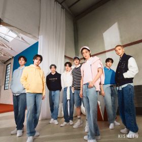TOMMY HILFIGER 攜手 Stray Kids 推出 2025 春季系列，詮釋學院風航海時尚