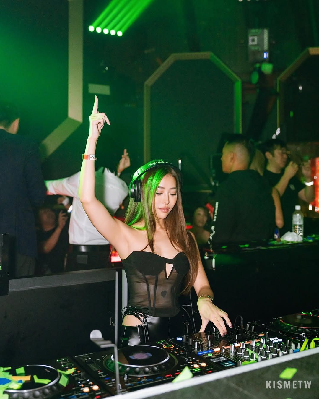 3眼睛要跟耳朵一起享受！10位頂級美女DJ全公開，音浪與魅力席捲全場