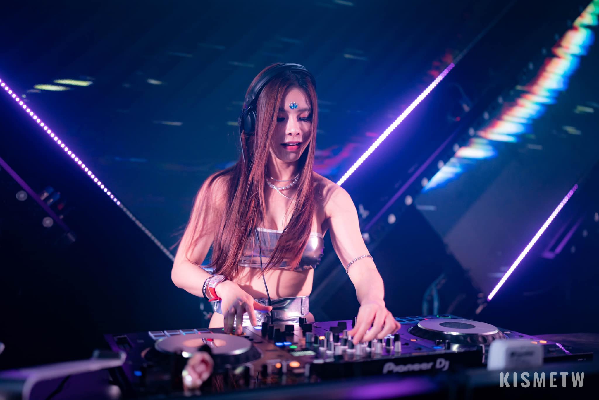 7眼睛要跟耳朵一起享受！10位頂級美女DJ全公開，音浪與魅力席捲全場