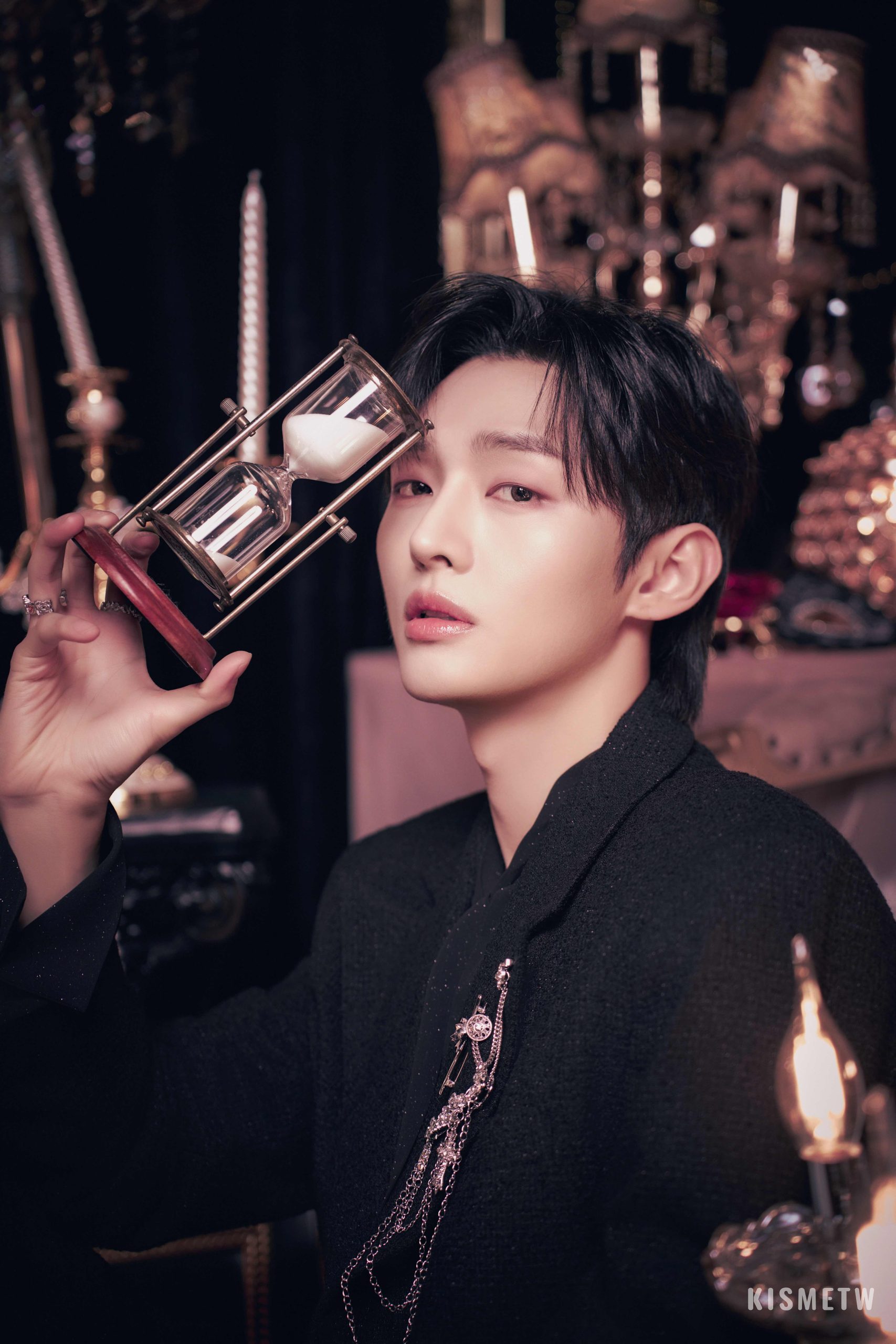 尹智聖「Letter from Yooniverse」台北粉絲見面會 3月9日震撼登場！ 時隔六年再臨台北，獨家舞台魅力大公開！ 限量福利加碼—彩排入場+限定小卡等你拿！ 韓國實力派歌手尹智聖將於3月9日在台北NUZONE舉辦**「Letter from Yooniverse」粉絲見面會**，帶來獨家音樂舞台，與粉絲共度感動時光！這場見面會將延續首爾場的熱烈氣氛，並作為他的海外巡演重點站，打造充滿溫度與故事的專屬宇宙「Yooniverse」。 尹智聖：從Wanna One隊長到全方位藝人 尹智聖於2017年透過超人氣選秀節目**《PRODUCE 101 第二季》嶄露頭角，憑藉穩定的唱功與溫暖的領袖魅力，成為限定男團 Wanna One 隊長**，帶領團隊在全球音樂市場締造無數佳績。 2019年，尹智聖以個人歌手身份正式出道，推出首張個人專輯**《Aside》，展現細膩的音樂風格與穩定的現場演出實力。除了音樂事業，他亦積極參與音樂劇與綜藝節目**，以真誠個性與獨特嗓音收穫大批粉絲喜愛。 粉絲見面會亮點：專屬Yooniverse，感動加倍升級！ 此次「Letter from Yooniverse」粉絲見面會，將是尹智聖睽違一年兩個月的全新個人演出，巡迴足跡遍及首爾、台北、東京，為粉絲獻上升級版舞台！ 💡 全新舞台設計：音樂、燈光、視覺完美融合，打造夢幻Yooniverse！ 🎤 親自策劃歌單：演唱曲目精挑細選，獻上最具代表性的感動之聲！ 💬 深度粉絲互動：分享心路歷程、現場驚喜橋段，創造難忘回憶！ 🎁 超值粉絲福利：VIP區享彩排入場資格，全場粉絲皆可獲得限定小卡！ 尹智聖表示：「台灣粉絲一直給予我滿滿的支持，這次終於能再度見面，真的非常期待！」這場見面會不僅是舞台的呈現，更是一場滿載溫暖與回憶的旅程。 演出資訊 📍 日期：2025年3月9日（日） 🕑 時間： 【午場】14:00 開演 【晚場】18:00 開演 📍 場地：NUZONE 2樓（台北市大安區市民大道三段198號2樓） 🎟 票價： VIP區 NT$3,580（含彩排入場資格+限定小卡） B區 NT$2,380（限定小卡） 愛心票 NT$1,190 🎫 購票連結：遠大售票系統 📢 門票熱賣中，立即搶票，3月9日一起進入Yooniverse，與尹智聖共創美好回憶！ 主辦單位：Union Pictures、星石娛樂 📸 照片提供：Union Pictures