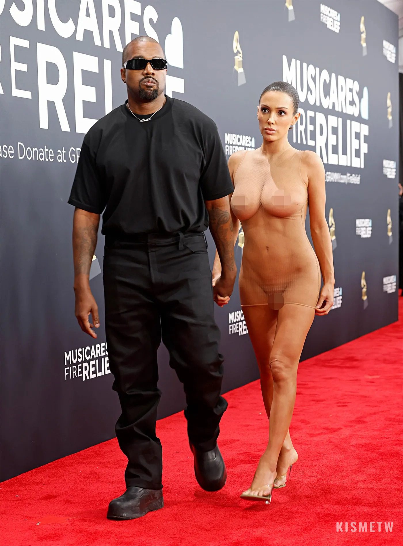 這算什麼 PLAY ? 來自 Kanye West 夫婦在第 67 屆葛萊美紅毯的驚人之舉2