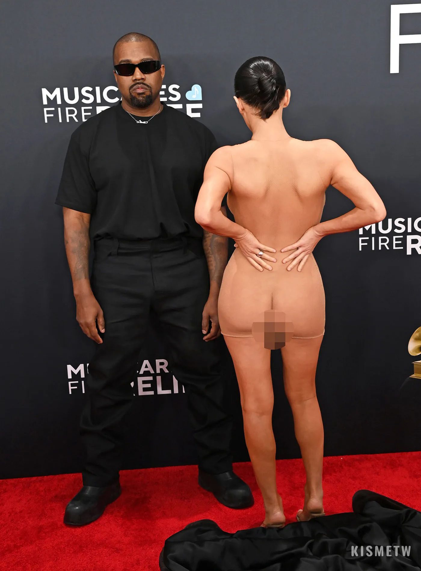 這算什麼 PLAY ? 來自 Kanye West 夫婦在第 67 屆葛萊美紅毯的驚人之舉3
