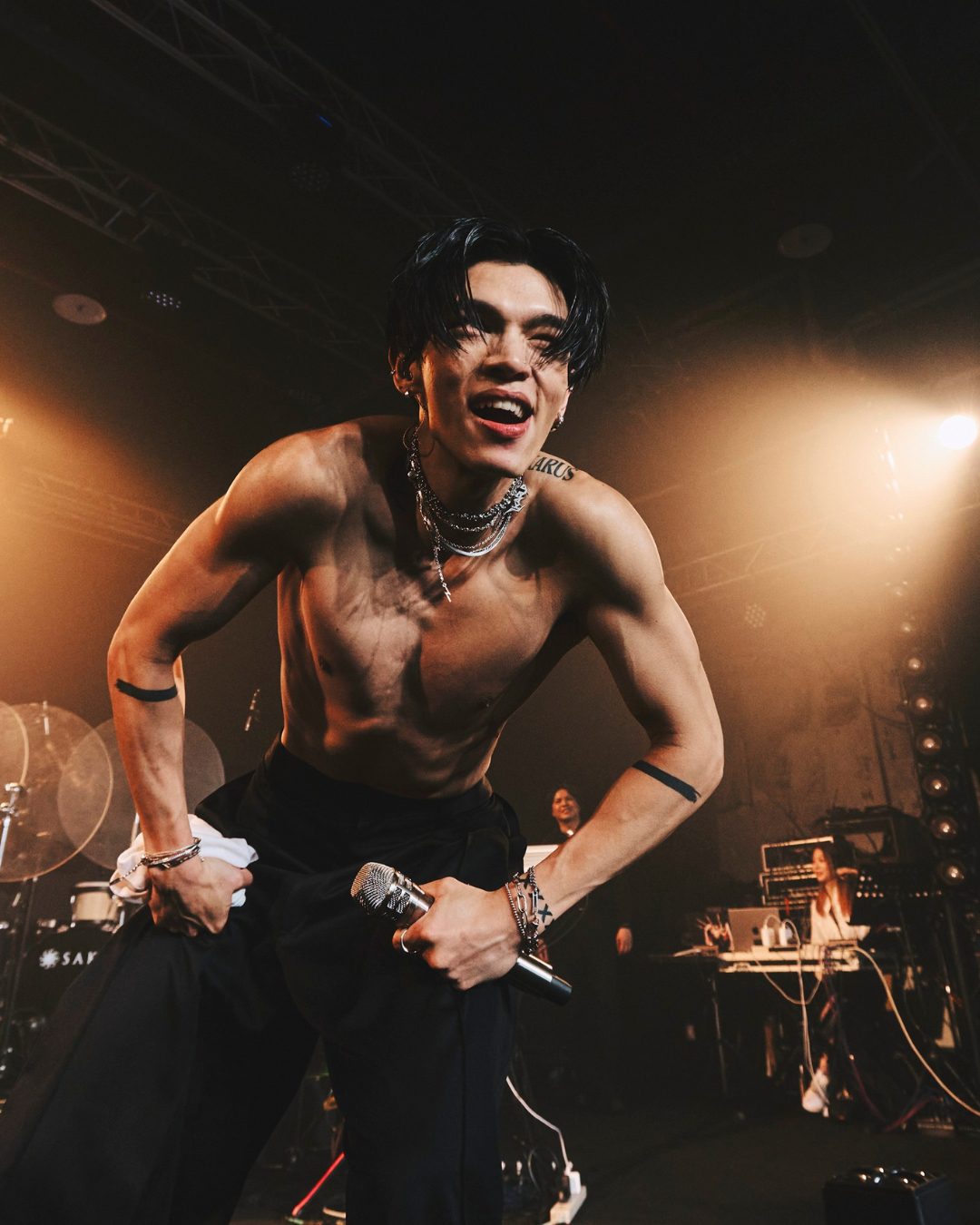 KIRE開唱化身性感EROS！猛男秀炸裂、狗公腰爆吸粉絲尖叫「我要KIRE！」1