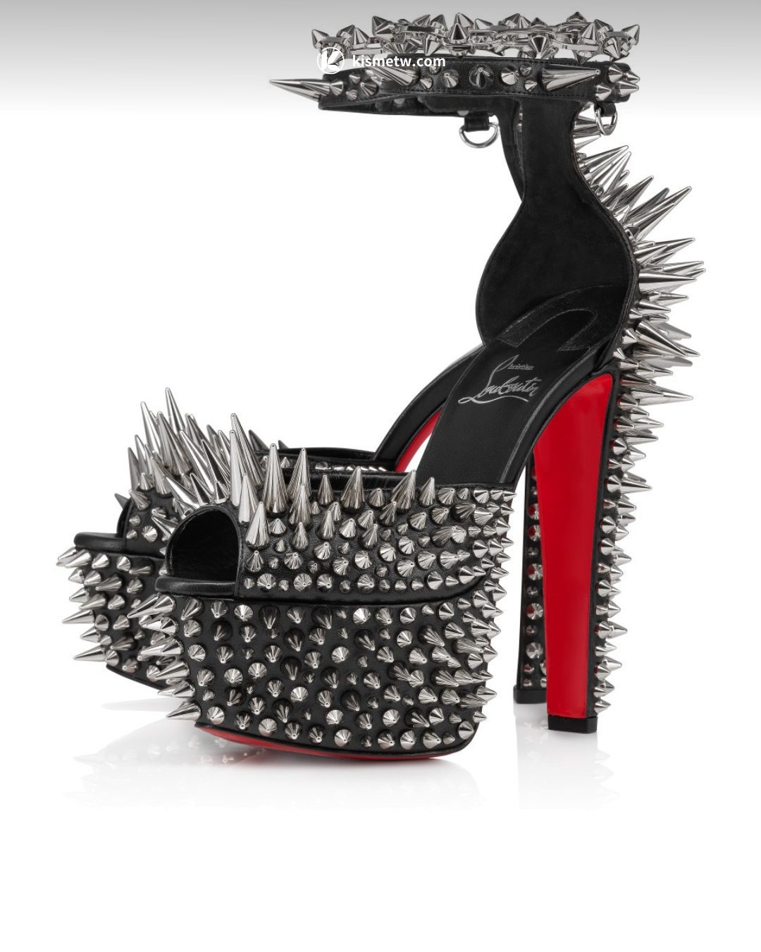 黃仁勳與 Lisa 同步穿搭 Christian Louboutin紅底鞋展現全新態度2