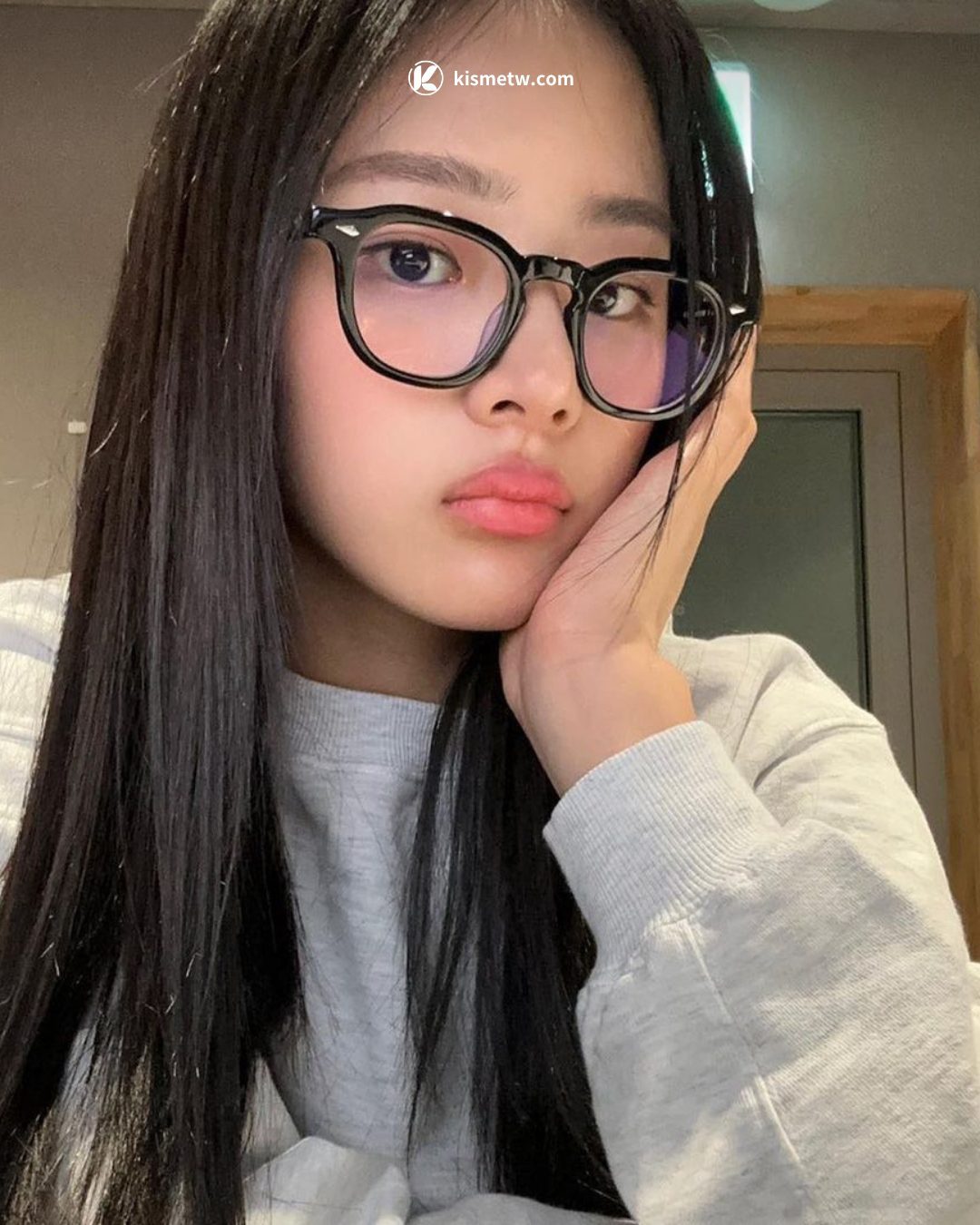 BLACKPINK Jisoo佩戴話題眼鏡揭密，LASH詮釋2025 Officecore美學風格 (2)