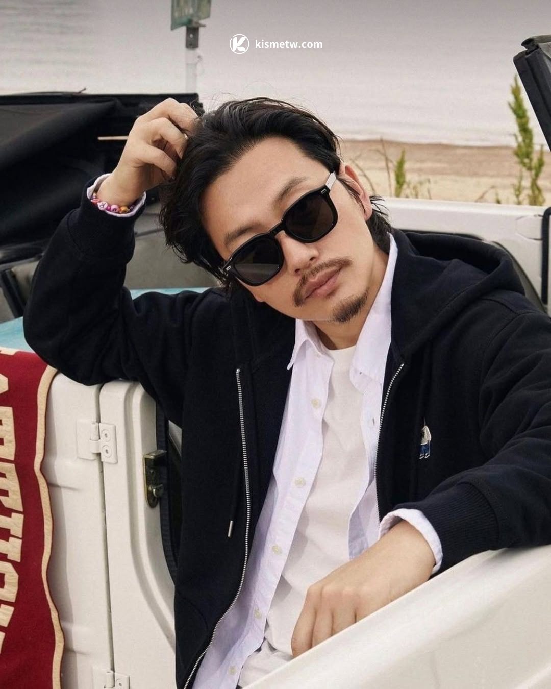 BLACKPINK Jisoo佩戴話題眼鏡揭密，LASH詮釋2025 Officecore美學風格 (4)