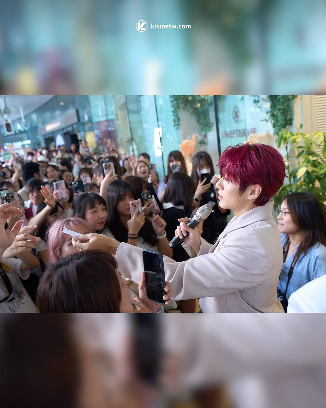 FEniX 化身 EASE 香氛一日店長 松菸擠爆 500 粉絲 打破簽名紀錄嗨翻全場3