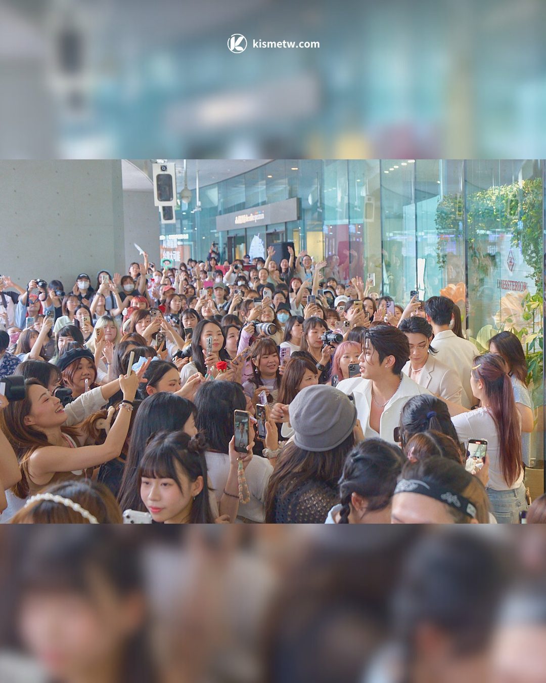 FEniX 化身 EASE 香氛一日店長 松菸擠爆 500 粉絲 打破簽名紀錄嗨翻全場5