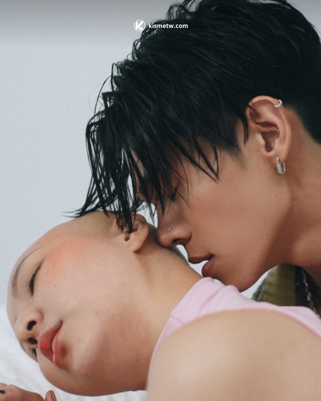 KIRE挑戰極限尺度MV〈angel〉與〈down〉，情慾與創傷交織的視覺震撼 (2)