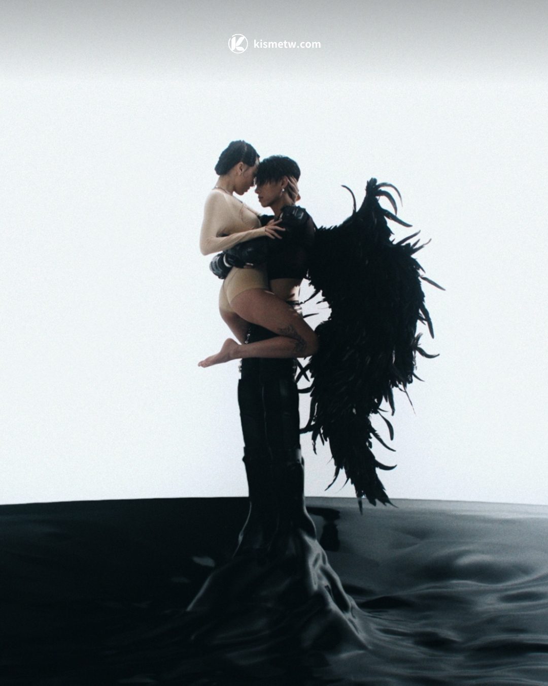 KIRE挑戰極限尺度MV〈angel〉與〈down〉，情慾與創傷交織的視覺震撼 (6)
