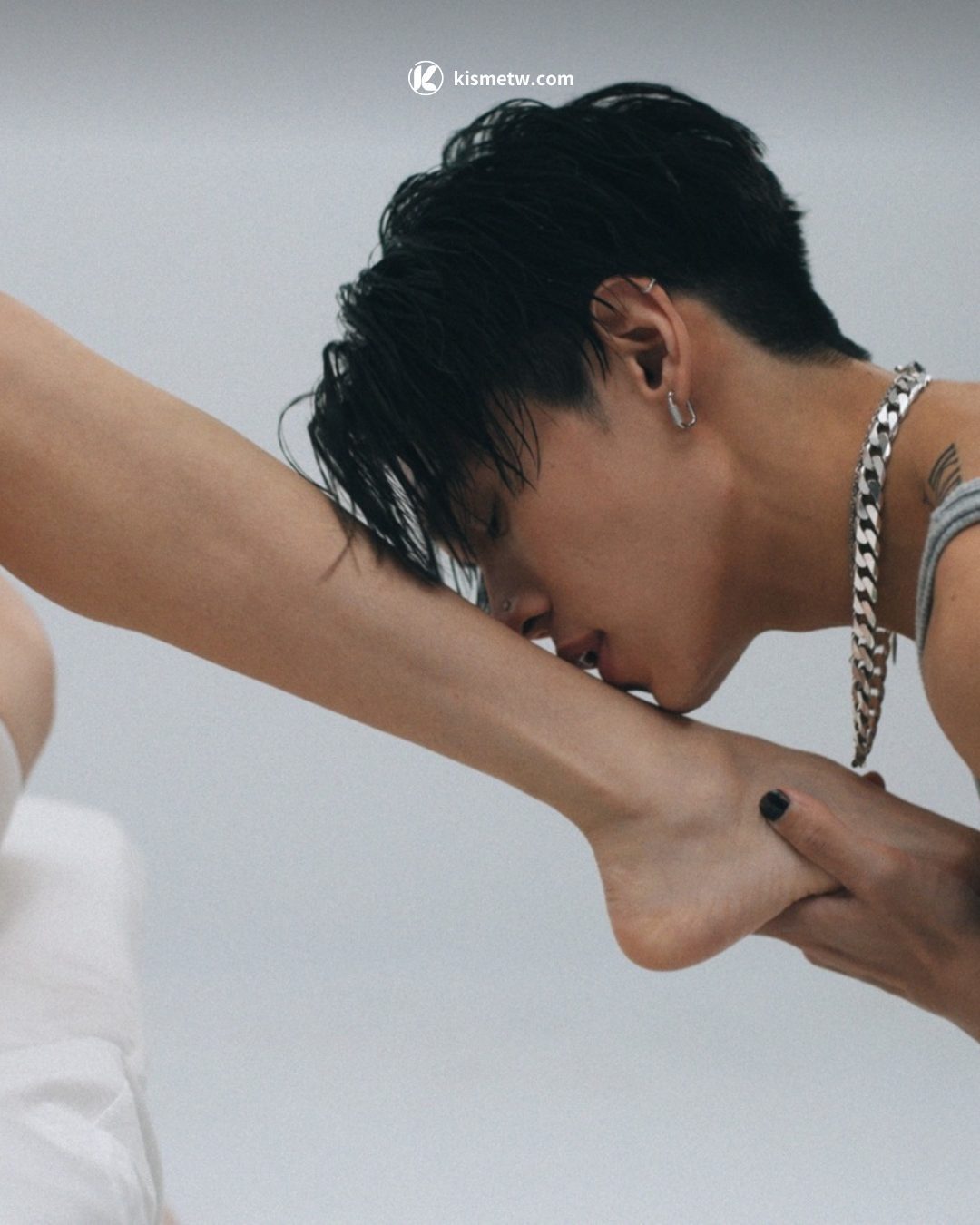KIRE挑戰極限尺度MV〈angel〉與〈down〉，情慾與創傷交織的視覺震撼 (9)