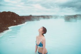 長濱ねる再現冰島夢境｜25歲寫真集曝光藍湖水著畫面展現極光靜謐
