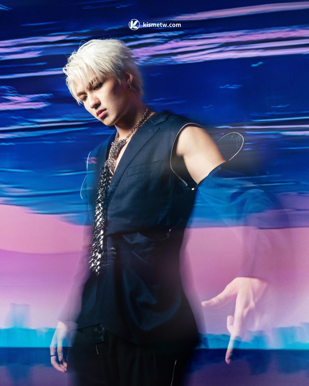 薛恩首張個人 EP《LEVEL UP》登場 AI 虛擬棚打造視覺奇蹟 MV2