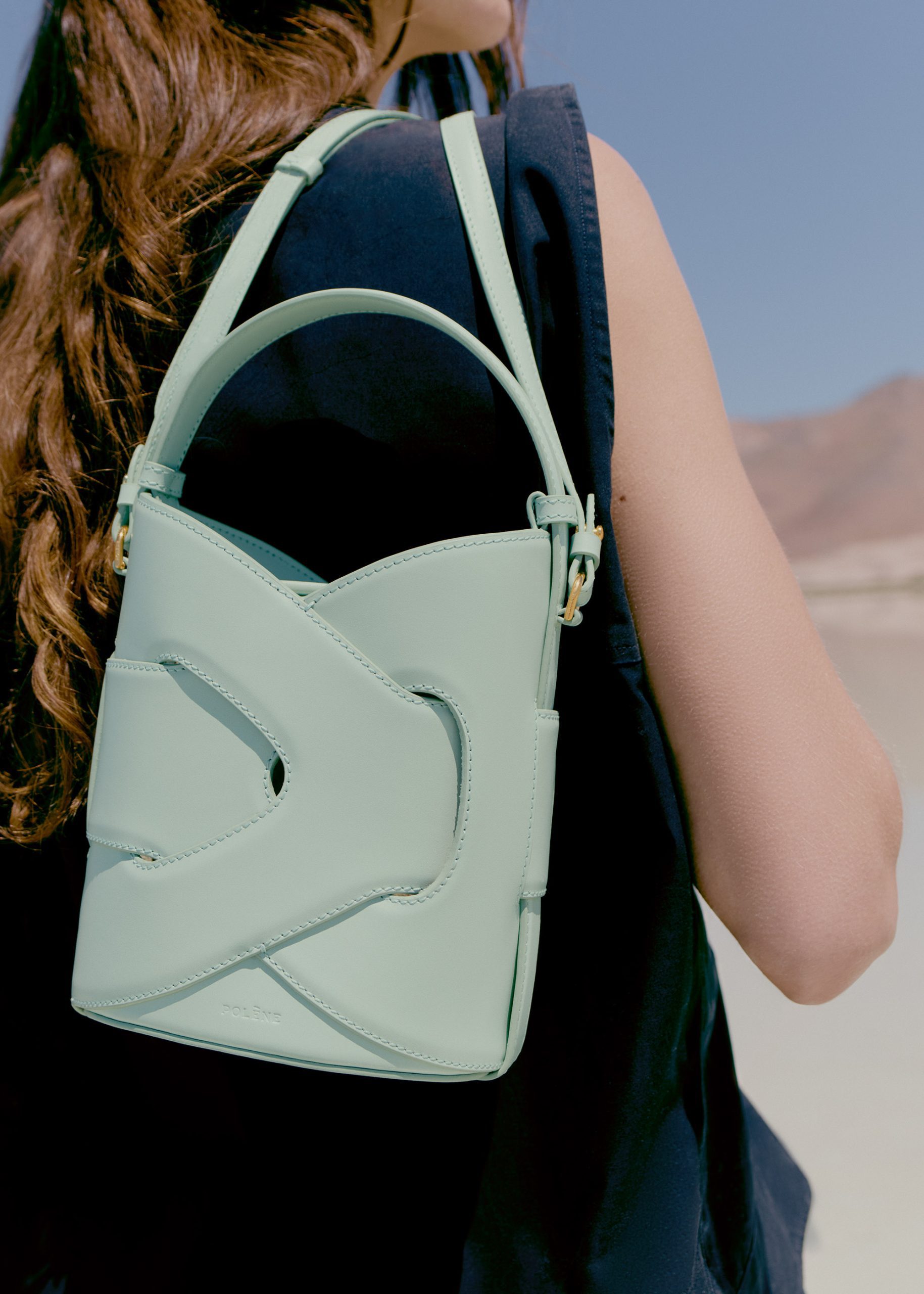 Polene Paris全新夏季系列亮眼登場｜水桶包、編織設計與永續皮革交織法式質感 5 scaled