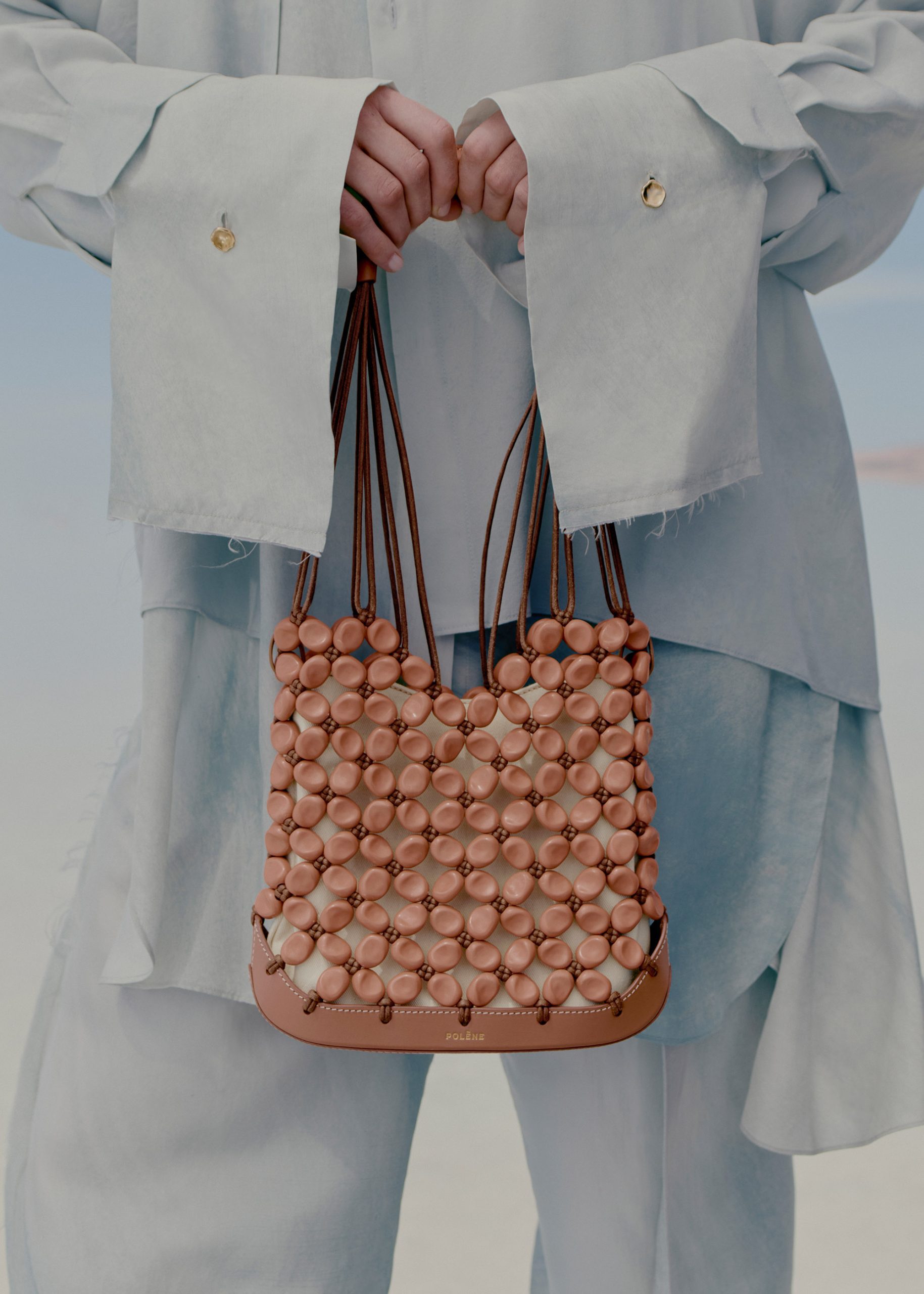 Polène Paris全新夏季系列亮眼登場｜水桶包、編織設計與永續皮革交織法式質感 (6)