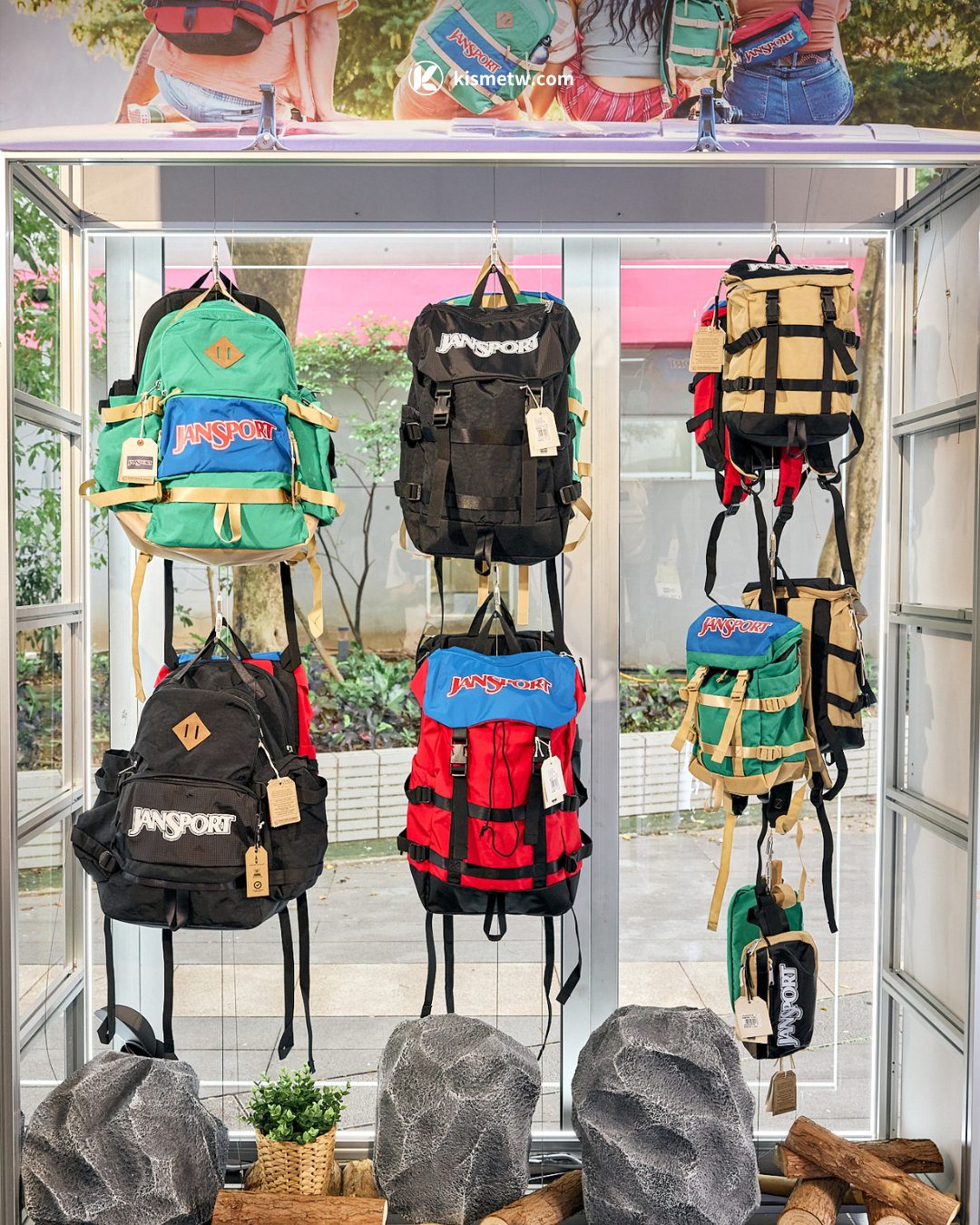 韓系復古校園風正夯！JanSport快閃店三創登場，Z世代包袋穿搭全攻略 (5)