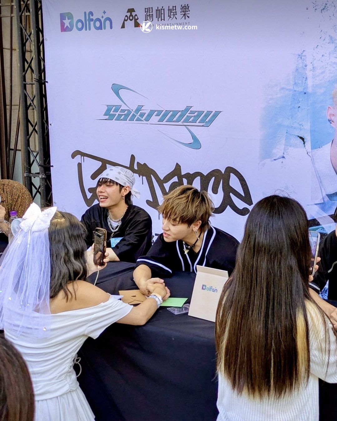 Saturnday首次完整體握手會，VERA學文助陣主持 默契遊戲掀起團隊火花 (4)