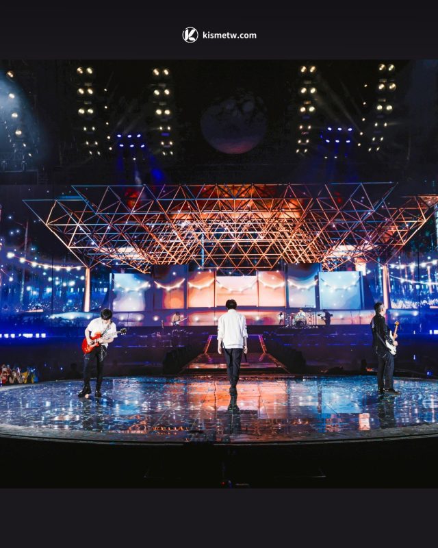 五月天北京鳥巢邀汪蘇瀧聯手，回到《難哄》青春戀曲時刻8