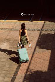 American Tourister CURIO撞色新風潮｜綠松石與覆盆莓點亮2025夏日旅行時尚