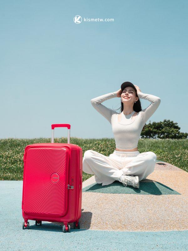 American Tourister CURIO撞色新風潮｜綠松石與覆盆莓點亮2025夏日旅行時尚10