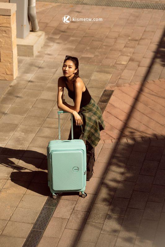 American Tourister CURIO撞色新風潮｜綠松石與覆盆莓點亮2025夏日旅行時尚6