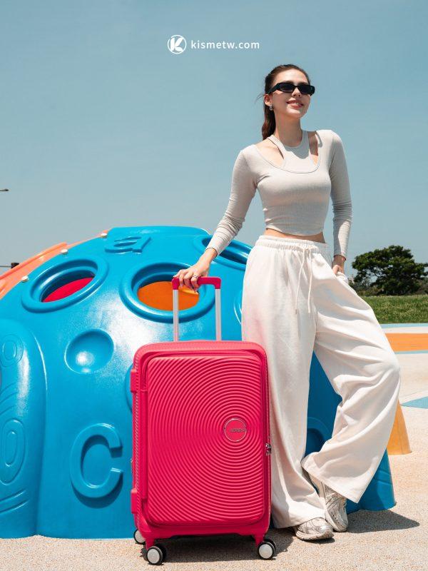 American Tourister CURIO撞色新風潮｜綠松石與覆盆莓點亮2025夏日旅行時尚7