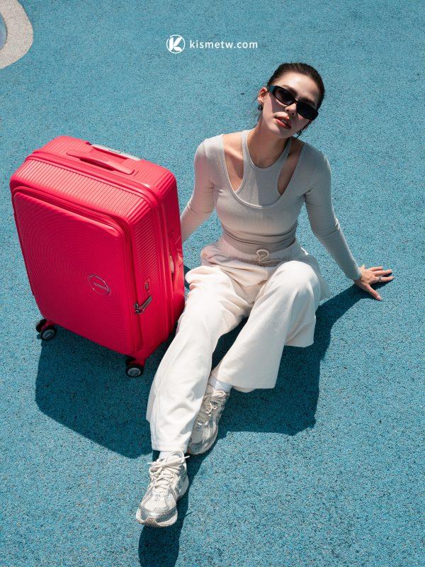 American Tourister CURIO撞色新風潮｜綠松石與覆盆莓點亮2025夏日旅行時尚8