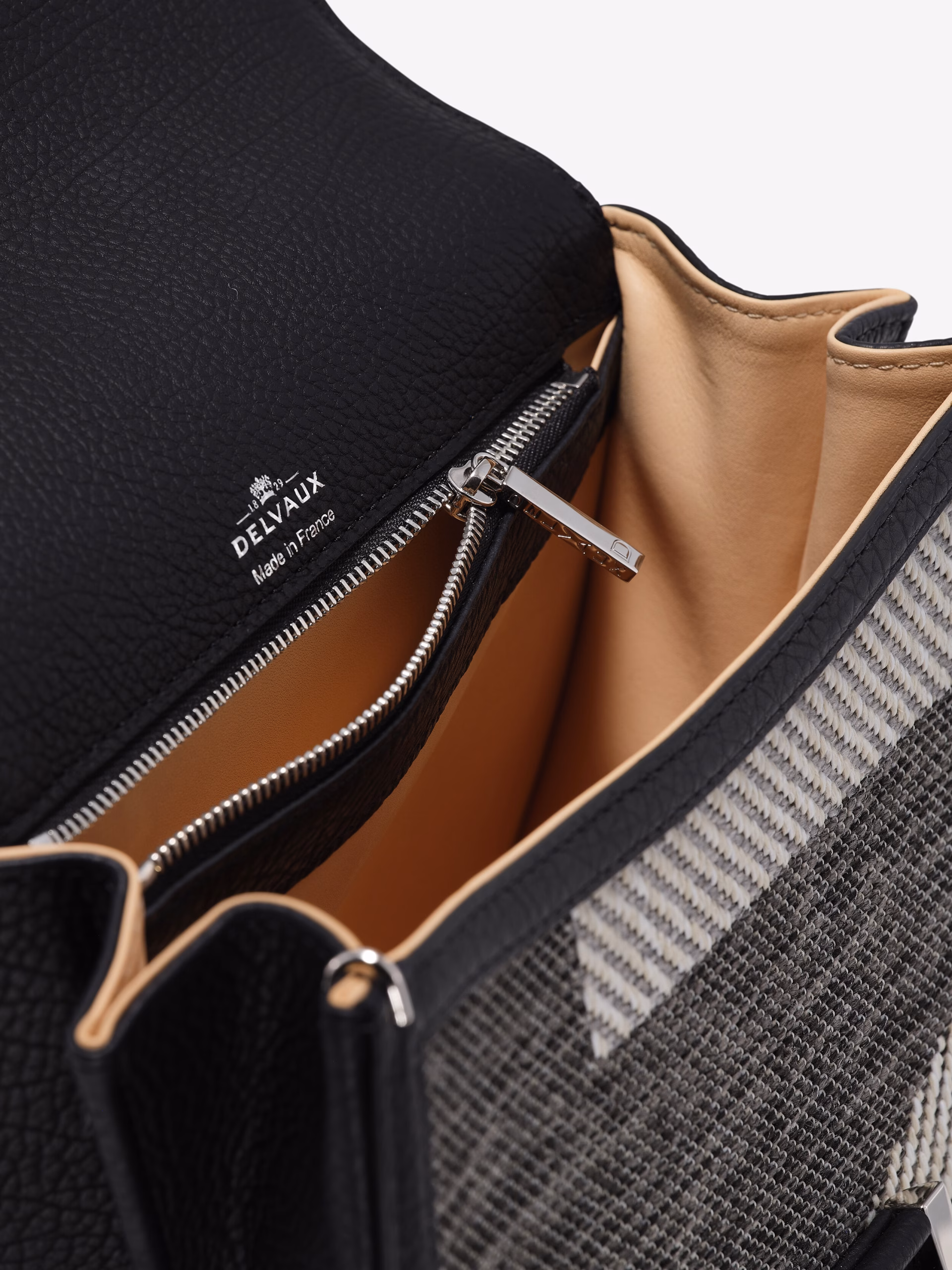 Delvaux Medley Jacquard新作｜緹花帆布手袋詮釋經典軍用美學與當代優雅7 scaled