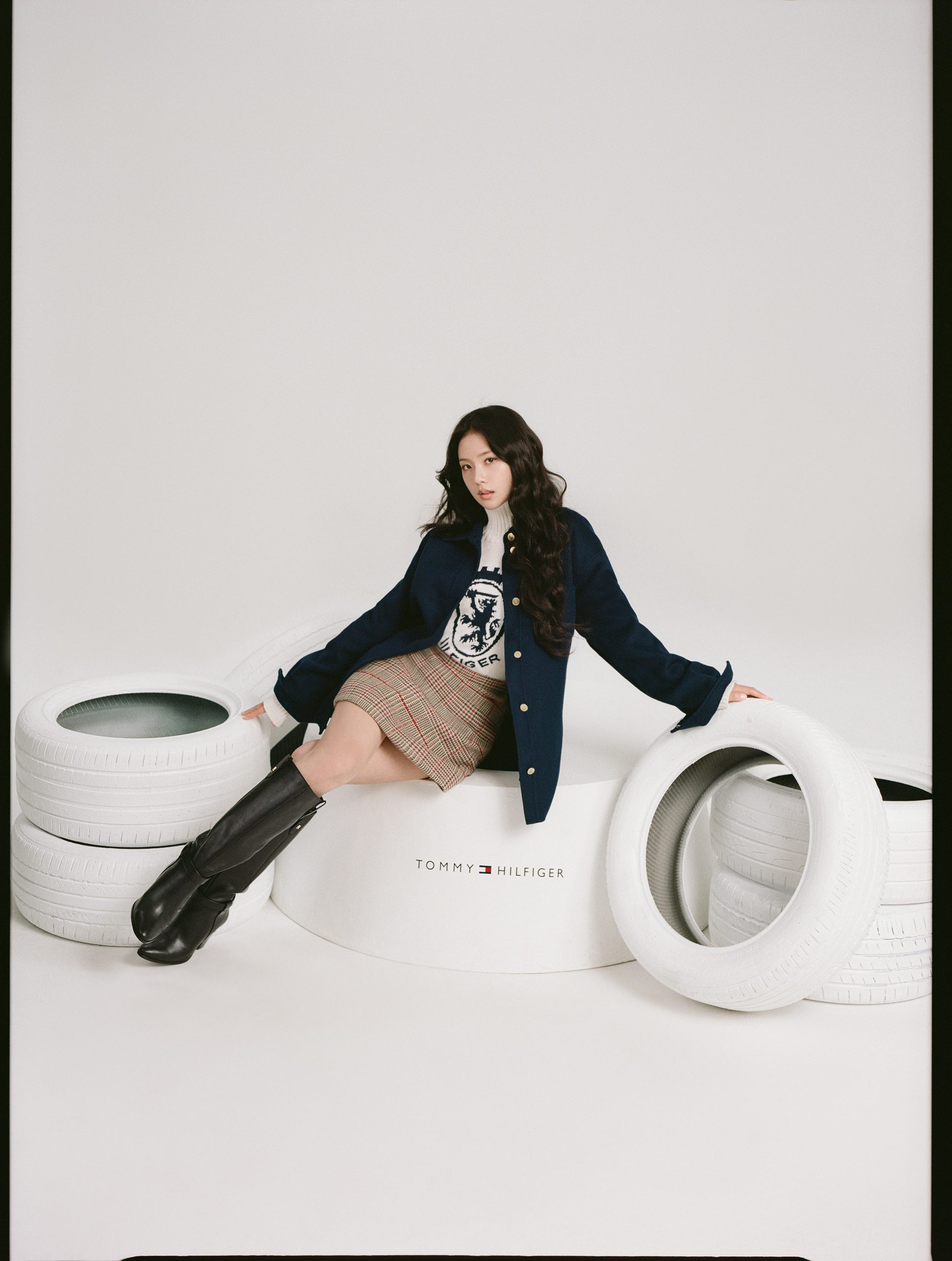 JISOO領銜TOMMY HILFIGER 2025秋季廣告｜「Hilfiger賽車俱樂部」重塑美式休閒新風貌3 scaled