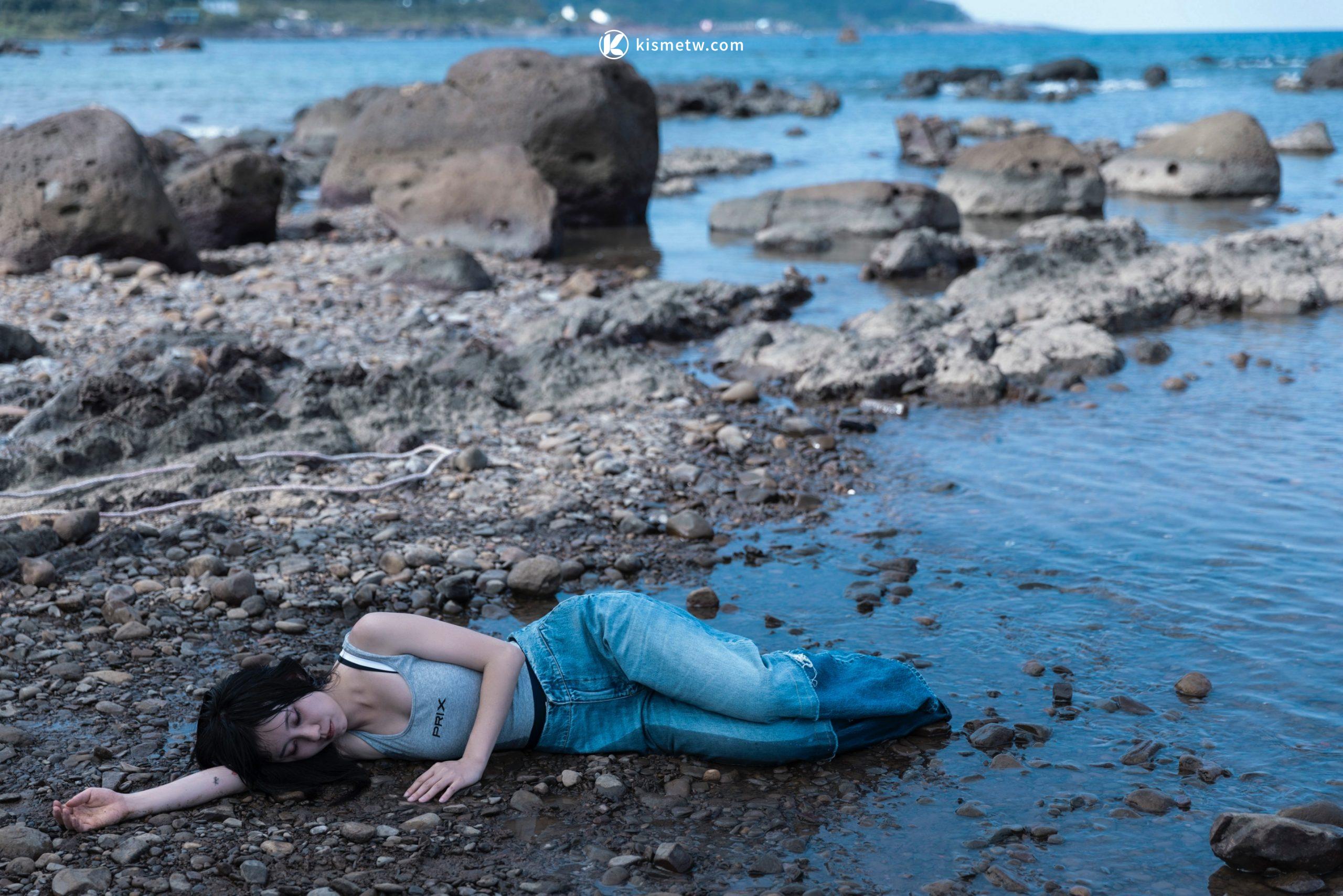 白安〈路邊野餐〉MV極限挑戰，曝曬18小時拍出末日愛情　科幻氛圍打造最親密合作 (3)