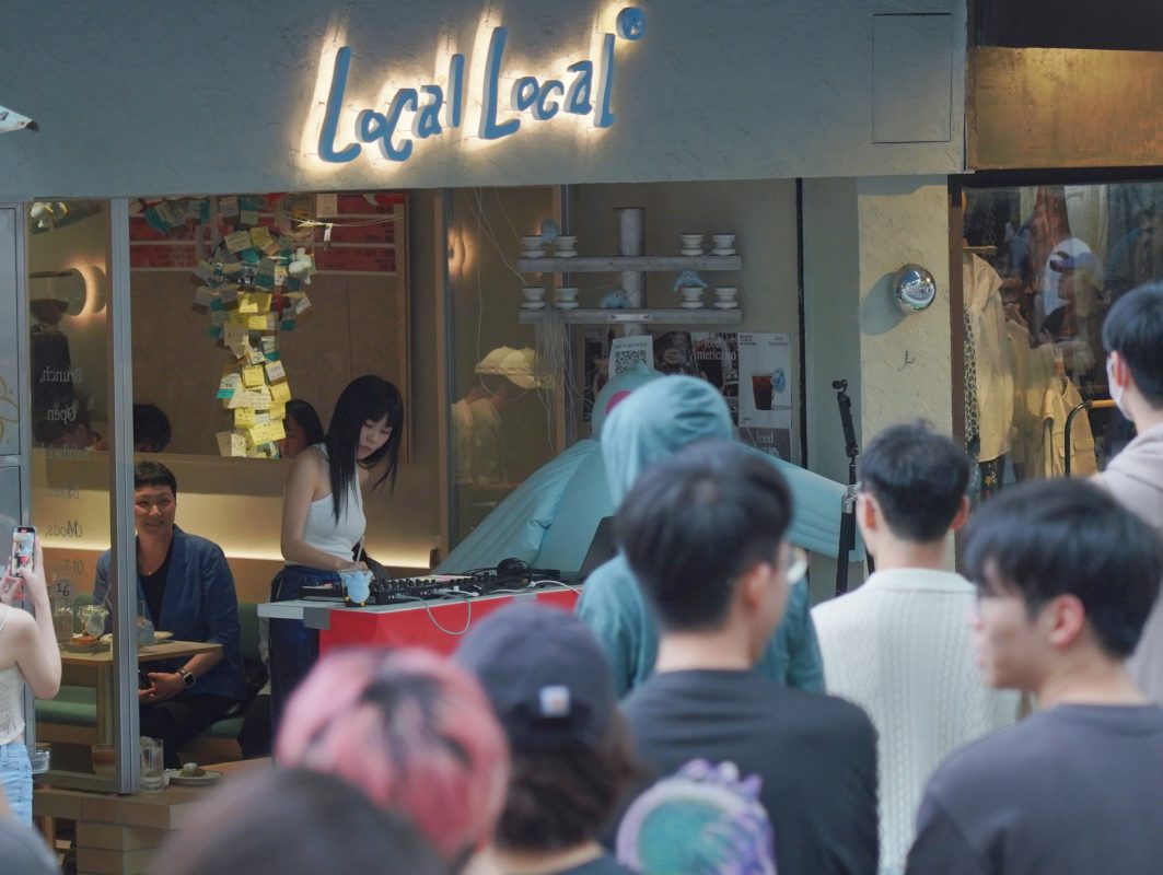 白安化身DJ白安!街頭音浪奇蹟放晴 《星期八》電子音樂現場打造最Chill午後 12 4白安與歌迷相隔一條馬路展現演出 展現都市中的chill感