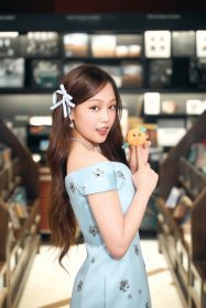 ANGIE安吉《Caramel Eyes焦糖眼》雙城簽名音樂會溫暖落幕｜自彈自唱慶生夜點亮療癒旋律