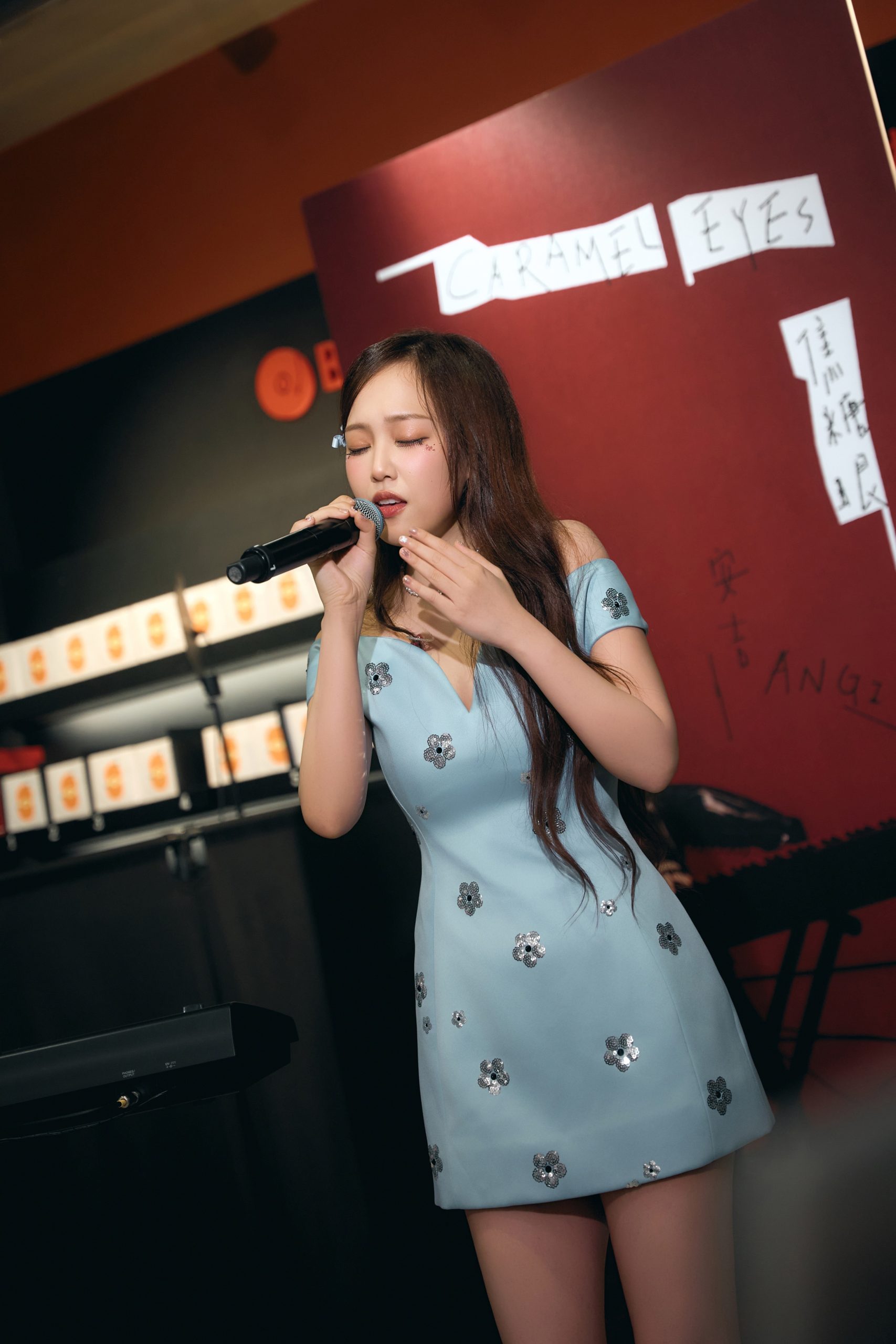 ANGIE安吉《Caramel Eyes焦糖眼》雙城簽名音樂會溫暖落幕｜自彈自唱慶生夜點亮療癒旋律 (4)