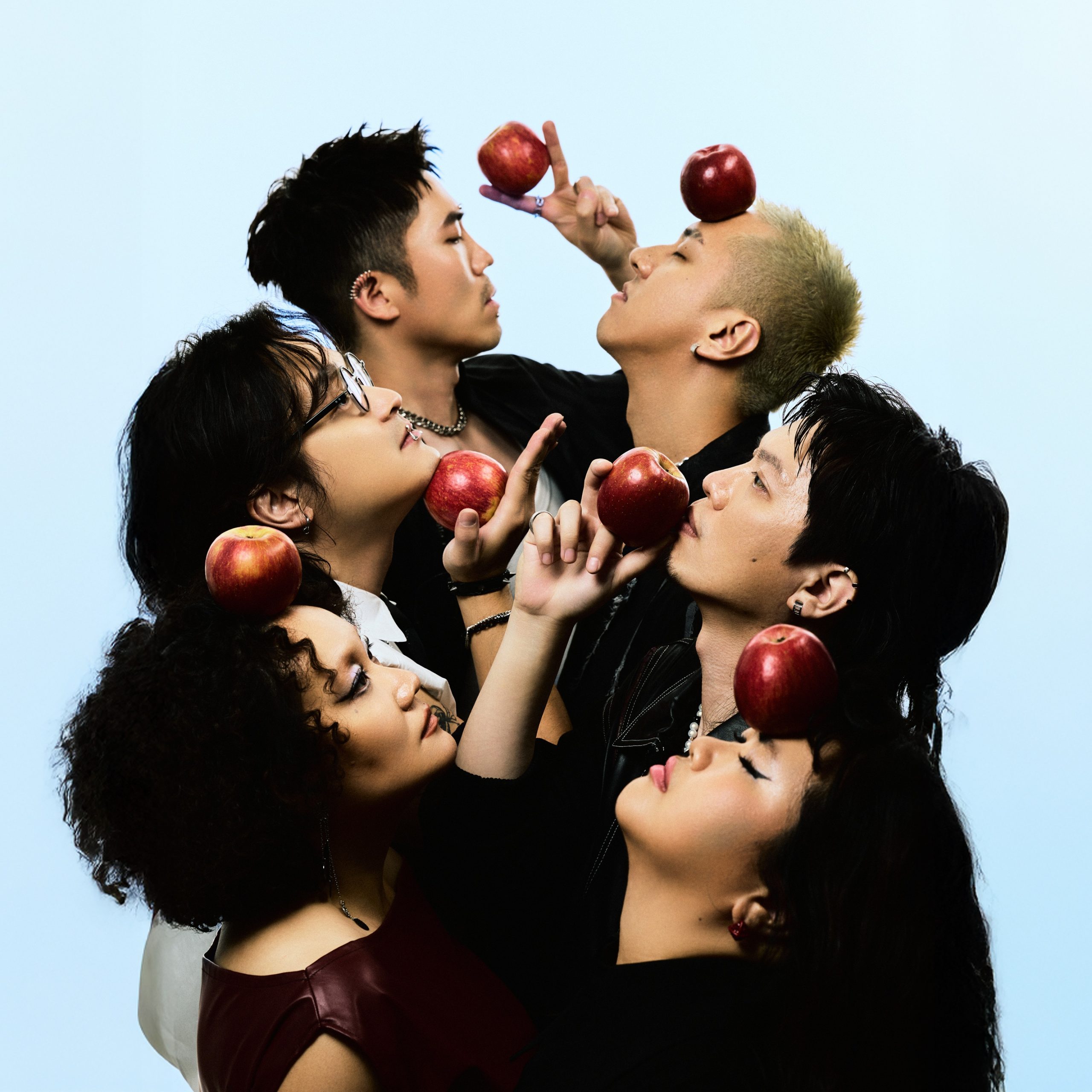 A Root同根生攜三金神隊友打造《不小心降臨了》 以文明病為題開啟奇幻人間音樂宇宙 1 scaled