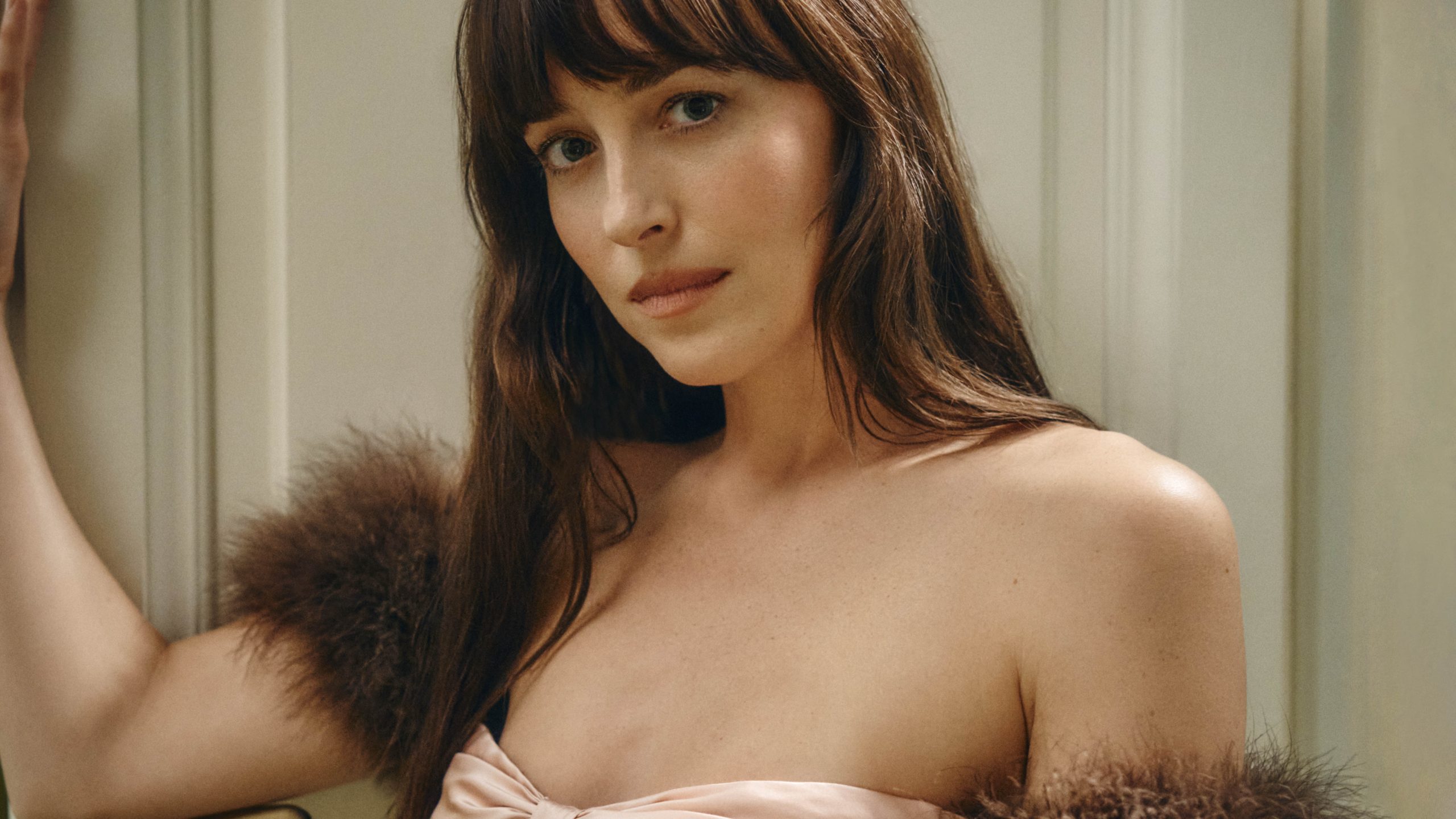 VALENTINO范倫鐵諾欣然宣布達珂塔·強生（DAKOTA JOHNSON）為全新品牌代言人 3 scaled