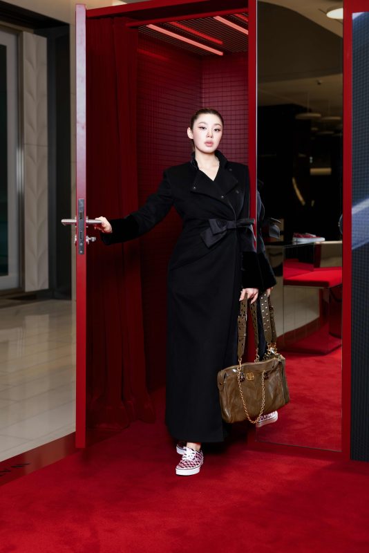 Valentino Panthea包驚艷登場：Alessandro Michele以豹頭設計重塑優雅與叛逆的時尚象徵31