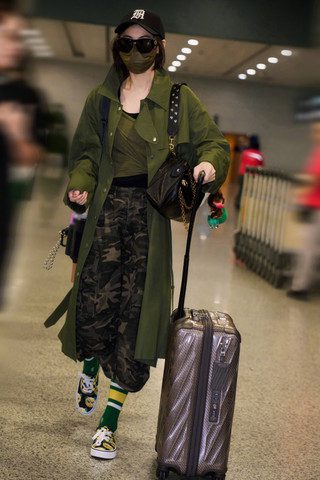 Valentino Panthea包驚艷登場：Alessandro Michele以豹頭設計重塑優雅與叛逆的時尚象徵7