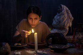 《大婢咒》印尼百億驚悚登台｜Yunita Siregar 誦咒觸電異象曝光 揭真實降頭儀式背後詛咒力量