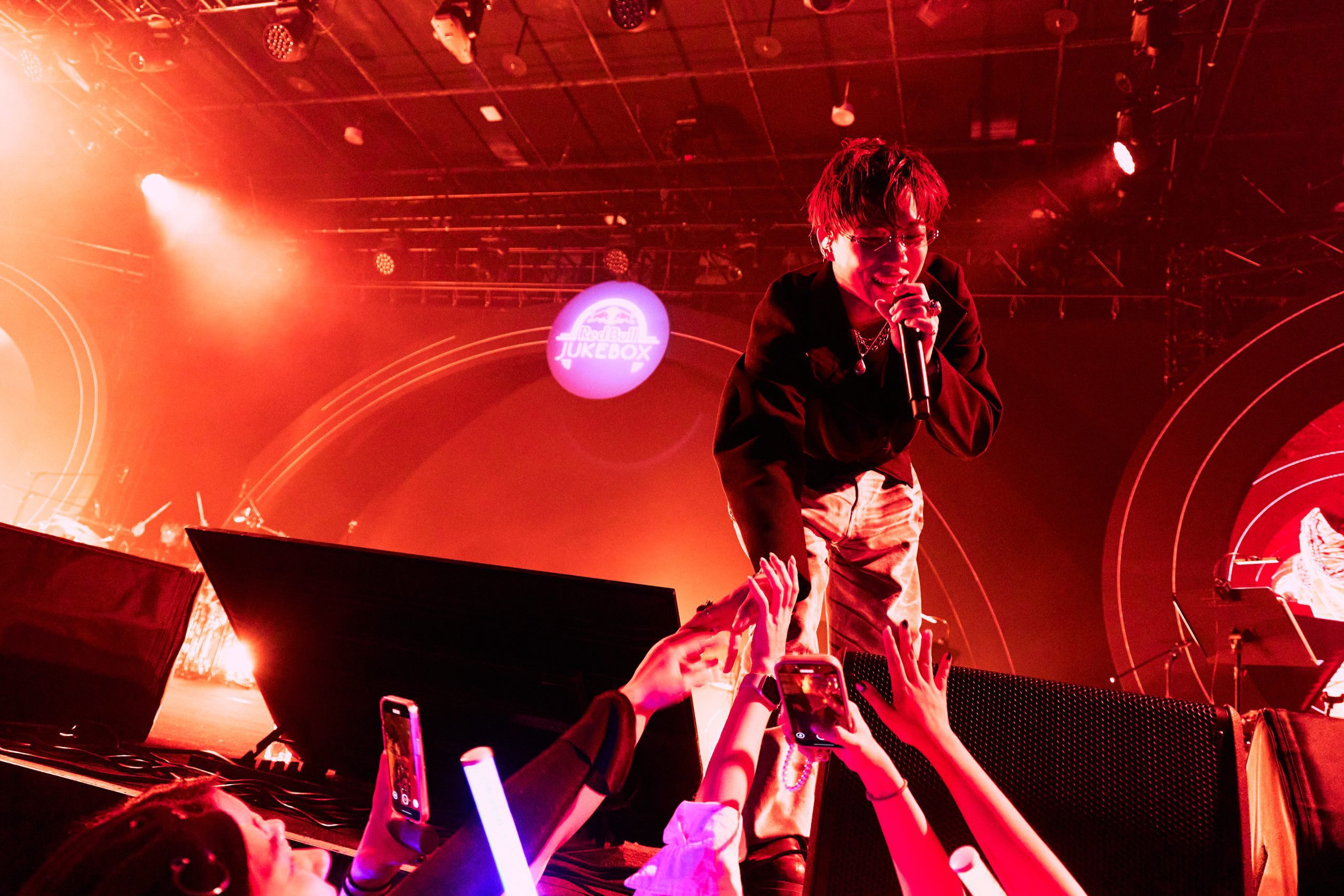 圖10 OZI 應現場觀眾要求，是否加班唱安可曲也交給觀眾決定。（Red Bull提供） scaled