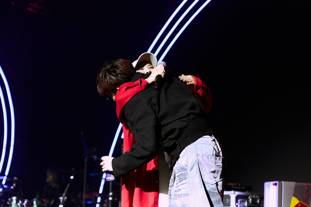 圖5 OZI 與媽媽葉璦菱母子兩人在麥克風前的互動溫馨又幽默，首度公開同框演出後在台上擁抱成難得畫面。（Red Bull提供）