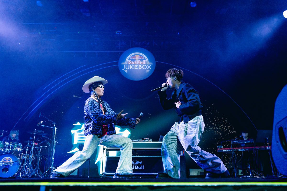 圖6 Red Bull Jukebox點唱機演唱會，嘉賓YELLOW黃宣驚喜現身與OZI同台飆歌。（Red Bull提供）