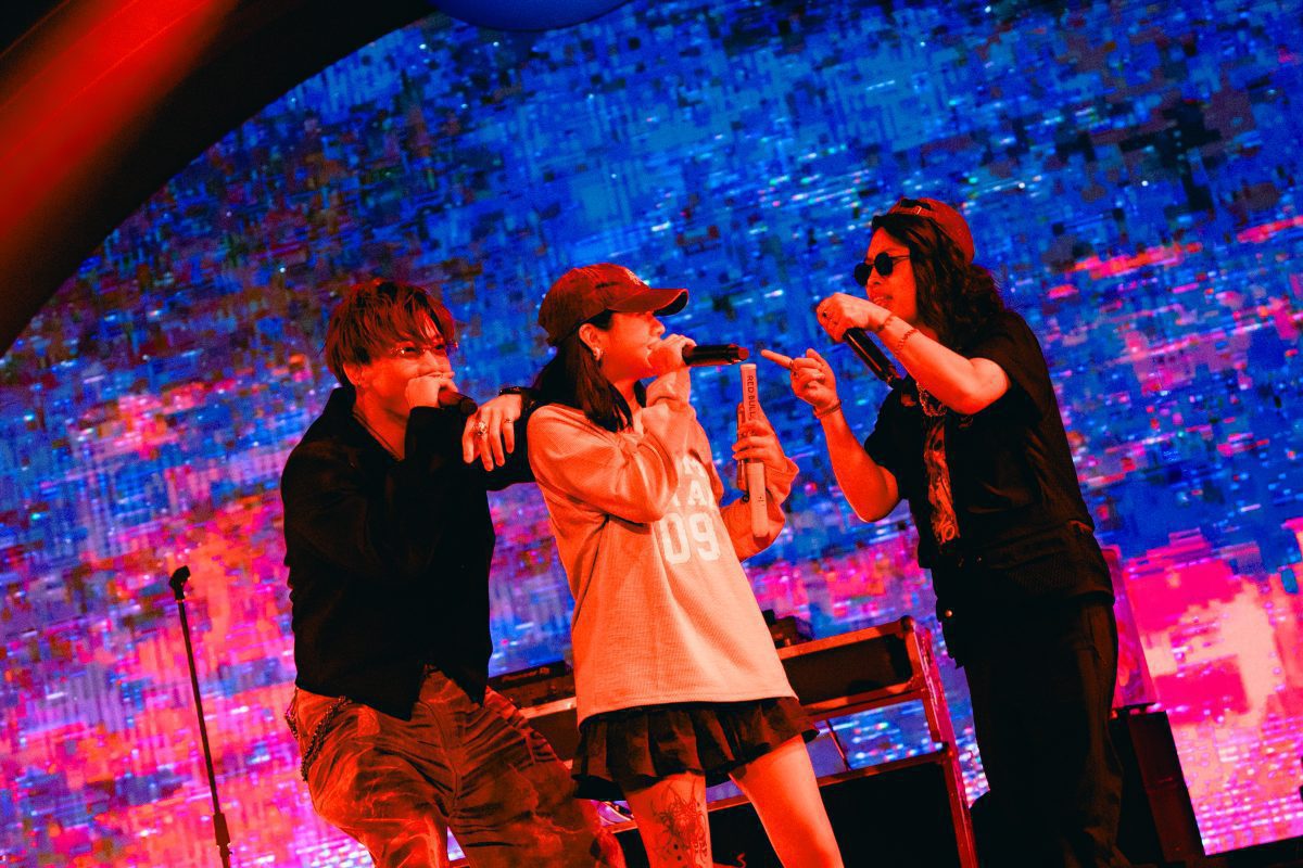 圖7 許久未公開露面Miss Ko 葛仲珊也現身，與OZI一同邀請粉絲上台合唱〈皇后區的皇后〉，把氣氛推至頂點。（Red Bull提供）