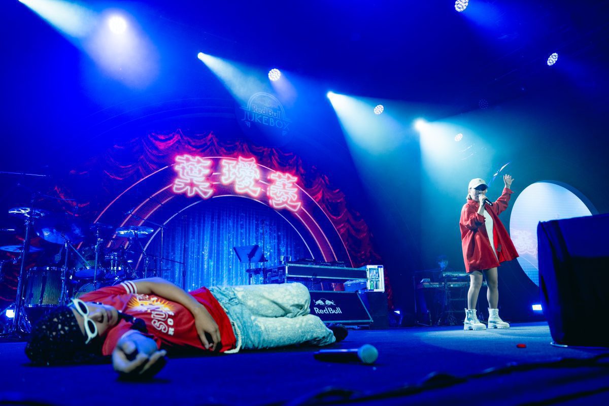 圖8 演唱會嘉賓YELLOW黃宣直接躺在舞台上，準備即興為OZI及媽媽葉璦菱伴舞。（Red Bull提供）